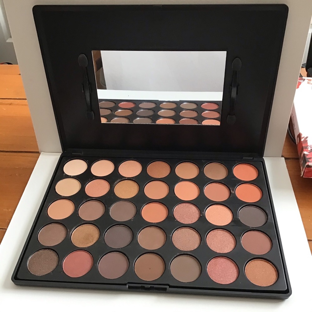 Celavi 35 Color Eyeshadow Palette (Neutral)